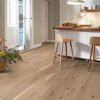 parkett-bauwerk-boen-csapark-tamm-46-vivo-harjatud-avorio-hele-olivaha Parkett Bauwerk Boen Casapark tamm 45 Vivo harjatud Avorio hele õli paigaldatud köögi põrandale. Valge fassaadiga köögimööbel ja köögisaar mis kaetud puidust töötasapinnaga.