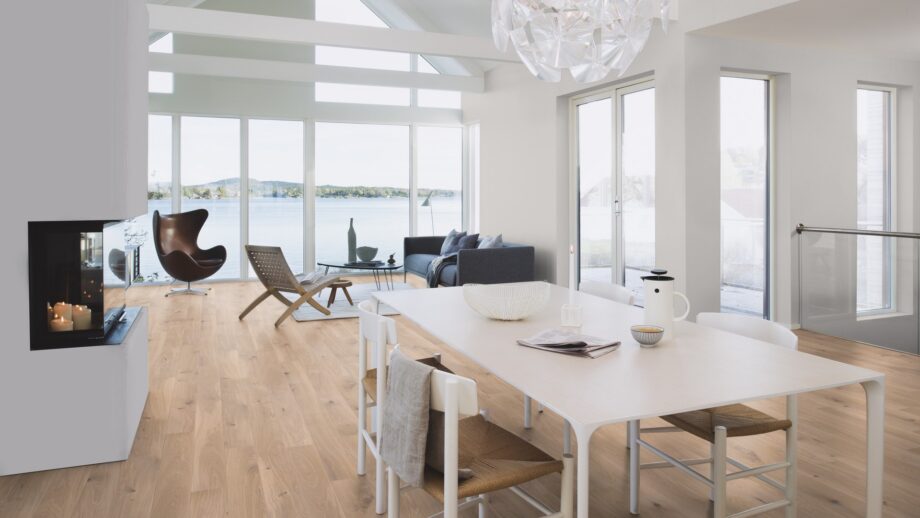 parquet-floor-bauwerk-boen-casapark-oak-46-brushed-farina-white-oiled Parquet floor Bauwerk Boen Casapark Oak 46 brushed Farina white oiled installed on a living room floor. Sofa, chair, fireplace, dining table with stools.