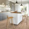 puitparkett-bauwerk-boen-casapark-tamm-46-harjatud-valge-farina-olivaha Puitparkett Bauwerk Boen Casapark tamm 46 harjatud valge Farina õlivaha paigaldatud köögi põrandale. Köögimööbel, köögisaar mille ümber toolid.
