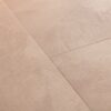 Vinüülparkett Quick-Step Illume Soft blush roosakas beezhi tooni ja betooni disainiga