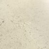 vinyylilaatta-quick-step-illume-pebble-concrete Vinyylilaatta Quick-Step Illume Pebble Concrete asennettuna modernin kodin lattialle – vaalean greige/betoninsävy ja pehmeä, hienovaraisesti elävöity betonikuviointi kivimäisellä tekstuurilla.