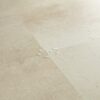 vinyylilaatta-quick-step-illume-sandstone-concrete Vinyylilaatta Quick-Step Illume Sandstone Concrete asennettuna modernin kodin lattialle – lämmin hiekkabeige/greige sävy ja luonnollisen pehmeä betonidesign, jossa on hienovarainen kivimäinen tekstuuri.