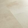 vinyylilattia-quick-step-illume-sandstone-concrete Vinyylilattia Quick-Step Illume Sandstone Concrete asennettuna kodin lattialle – lämmin hiekkabeige/greige sävy ja hillitty, luonnollisen kivimäinen betonidesign hienovaraisella tekstuurilla.