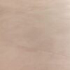 Vinyylilattia Quick-Step Illume Soft Blush asennettuna kodin lattialle – vaalea, pehmeän roosabeige (blush) sävy ja hillitty kivimäinen/betonimainen design hienovaraisella tekstuurilla.