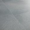 Vinyylilattia Quick-Step Illume Soft Sky asennettuna kodin lattialle – vaalea, raikas harmaansininen sävy ja hillitty kivimäinen/betonimainen design hienovaraisella tekstuurilla.