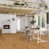 parkettilattia–bauwerk-casapark-tammi-56-harjattu-oljyvahattu Parkettilattia Bauwerk Casapark Tammi 56 harjattu öljyvahattu asennettuna rustiikkityylisen keittiön ja ruokailutilan lattialle – tilassa on myös palava takka; luonnollinen tammen sävy, harjattu pinta ja elävä puukuvio.