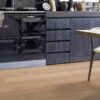 Parkett Tarkett, Shade, Tamm Misty Grey (hall) Plank XT, 1-lip, 2 külge mikrofaa 2 Tammeparkett Tarkett Shade Misty Grey Plank XT köögis