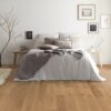 Parkett Tarkett, Shade, Tamm Nutmeg Plank XT, 1-lip, 2 külge mikrofaas, harjatud 3 Tammeparkett Tarkett Shade Nutmeg Plank XT magamistoas