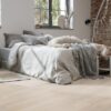 Parkett Tarkett, Shade, Tamm Cotton White (valge) TreS, 3-lip, peits ja Proteco 3 Tammeparkett Tarkett Shade Cotton White TreS magamistoas