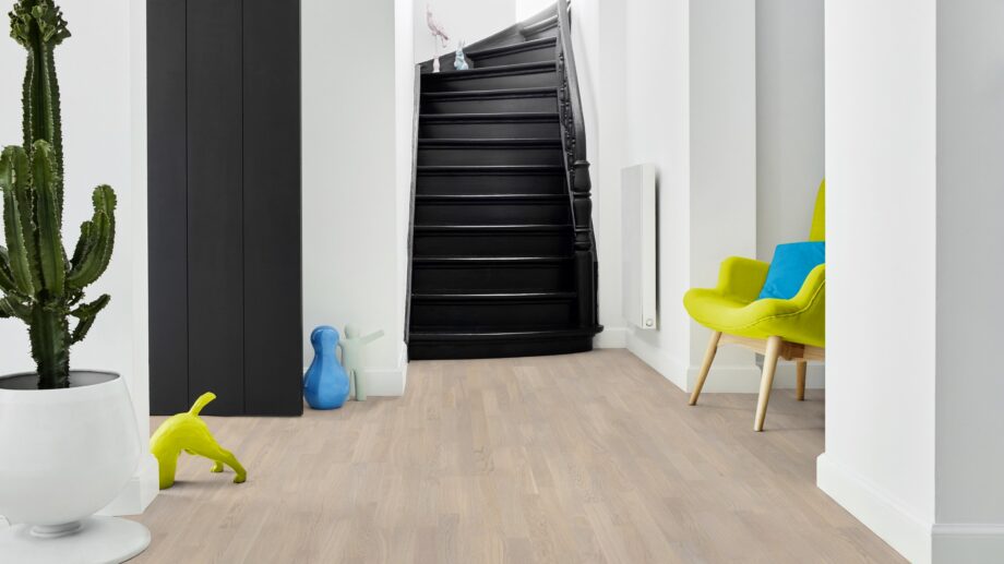 Parkett Tarkett, Shade, Tamm Cotton White (valge) TreS, 3-lip, peits ja Proteco 4 Tammeparkett Tarkett Shade Cotton White TreS esikus
