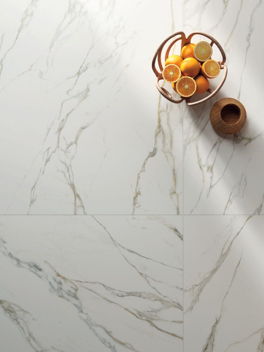 Marble effect porcelain tiles ABK Sensi Signoria Calacatta Michelangelo bookmatch A, 60x120 cm, 8.5 mm, 3D textured (antique) – 3