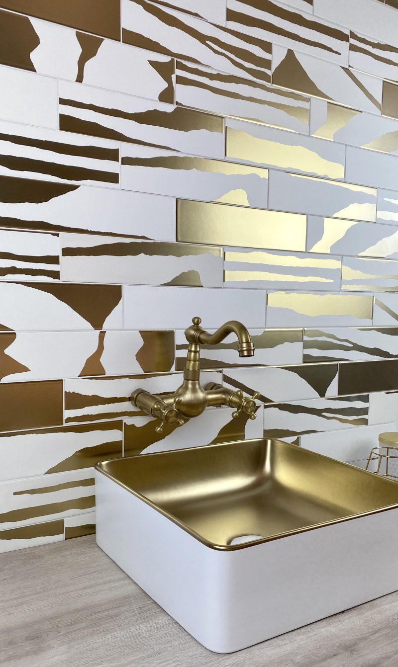Ceramic wall tile with PVD metallic pattern Dune Flat Savannah White & Gold, 7.5x30 cm, 8 mm, white & gold – 2